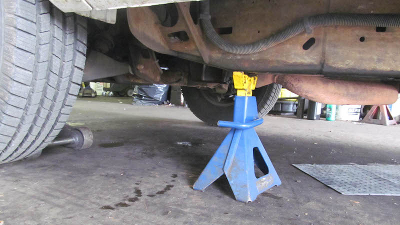 Support vehicle with jack stands
