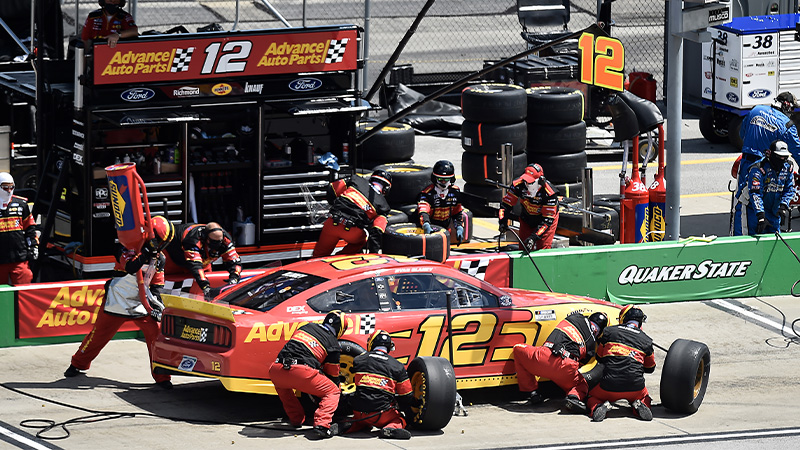 Ryan Blaney's pit crew in action