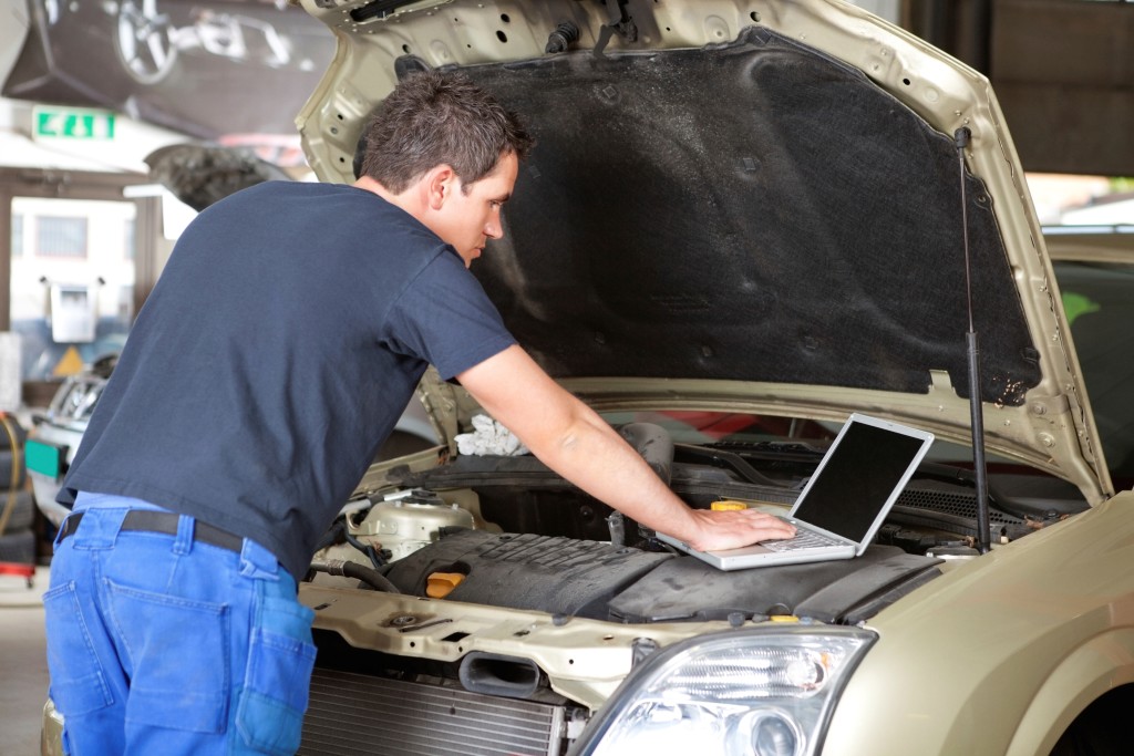 Mechanic using laptop photo